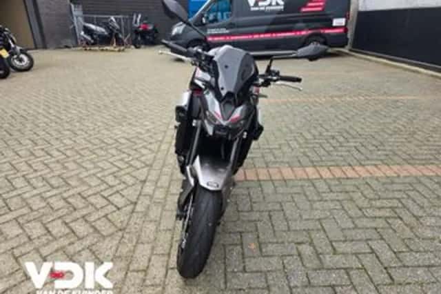 Kawasaki Z900 (2025) thumbnail 6