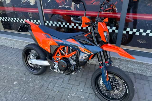 KTM 690 SMC (2026) thumbnail 2
