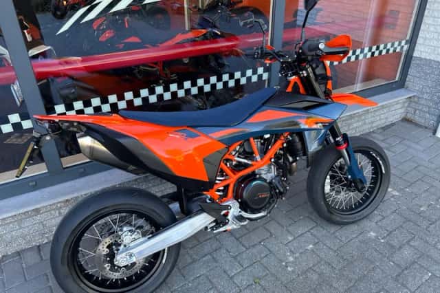 KTM 690 SMC (2026) thumbnail 3