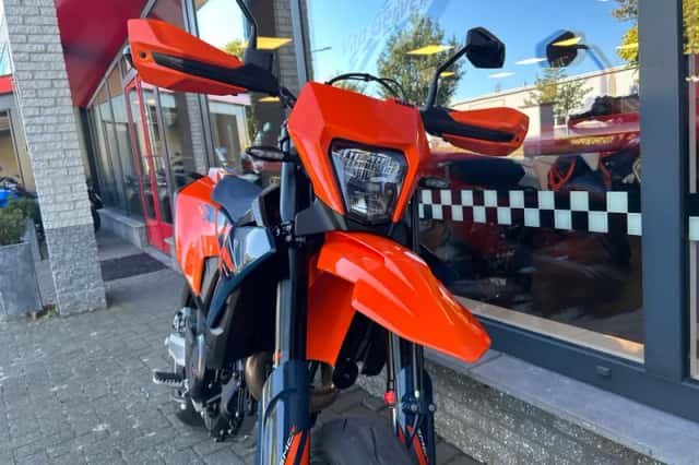 KTM 690 SMC (2026) thumbnail 5