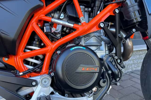 KTM 690 SMC (2026) thumbnail 6