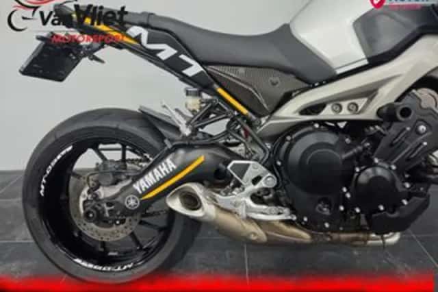 Yamaha MT-09 (2014) thumbnail 4