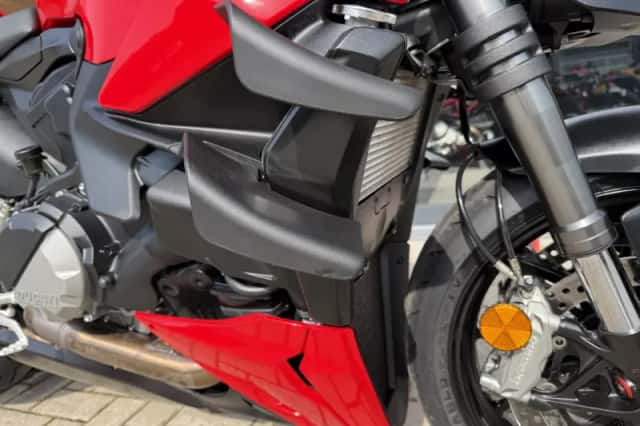 Ducati Streetfighter V2 (2022) thumbnail 6