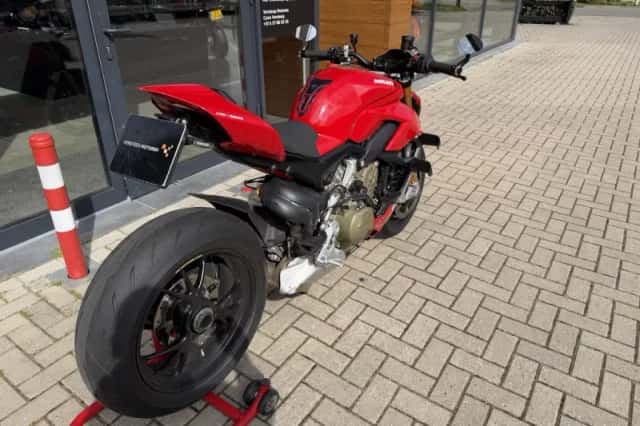 Ducati Streetfighter V4S (2020) thumbnail 2