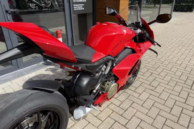 Ducati Panigale V4 (2022) thumbnail 2