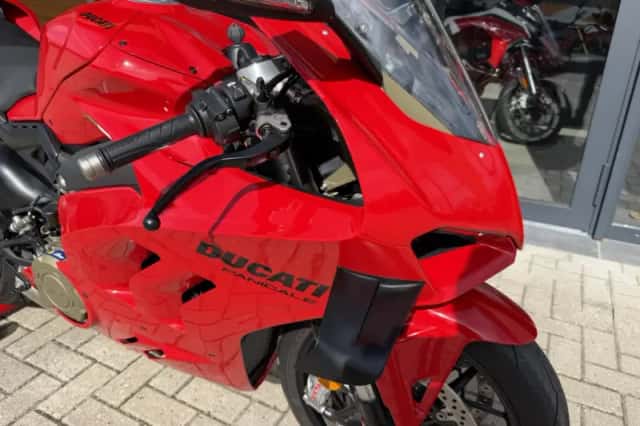 Ducati Panigale V4 (2022) thumbnail 3