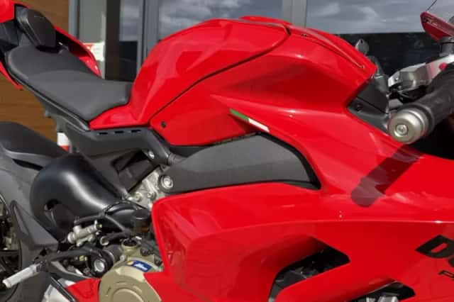 Ducati Panigale V4 (2022) thumbnail 6