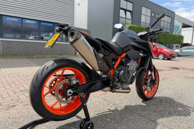KTM 890 Duke R (2026) thumbnail 2