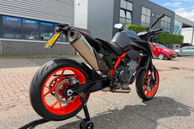 KTM 890 Duke R (2026) thumbnail 3