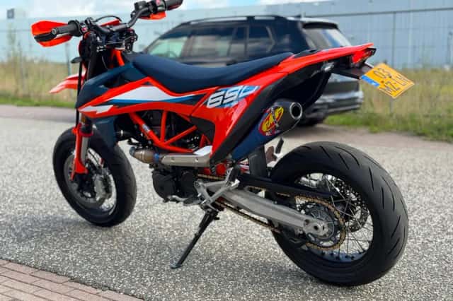 KTM 690 SMC R (2023) thumbnail 1
