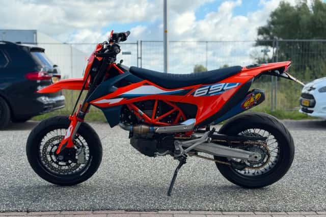 KTM 690 SMC R (2023) thumbnail 2