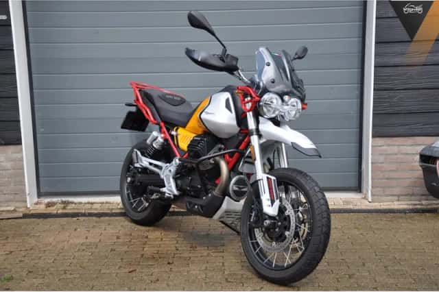 Moto Guzzi V85 TT (2023) thumbnail 1