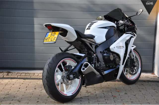 Honda CBR 1000 RR Fireblade (2008) thumbnail 3