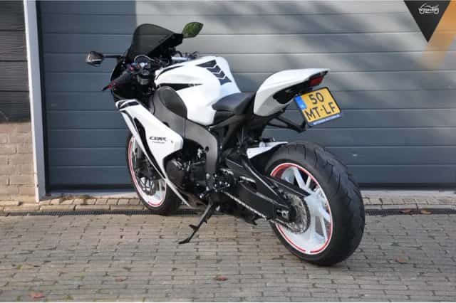 Honda CBR 1000 RR Fireblade (2008) thumbnail 4