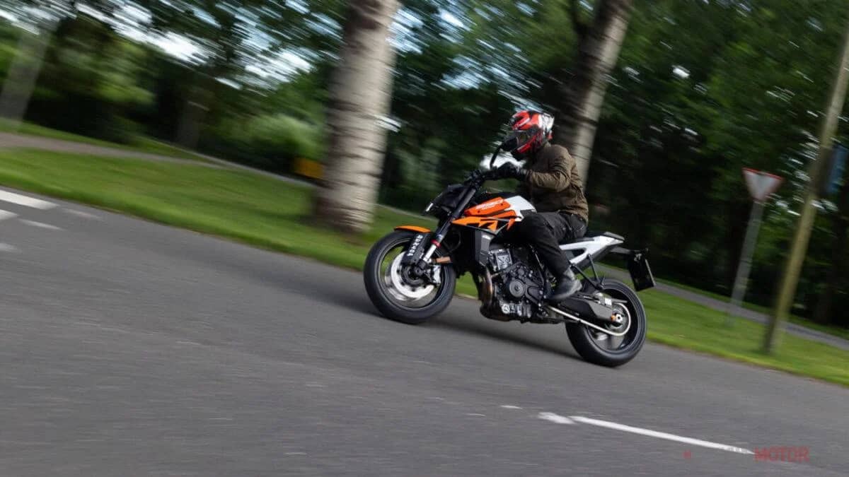 Testmotor: 2026 KTM 990 Duke getest door Testmotor