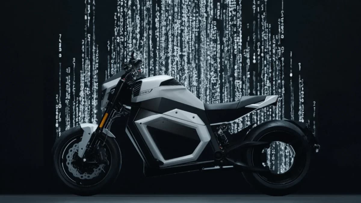 Solid-state motorfiets met 595 km bereik nu in productie