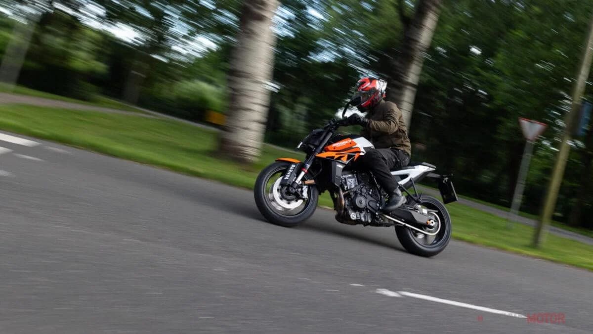 Testmotor: 2026 KTM 990 Duke getest door Testmotor