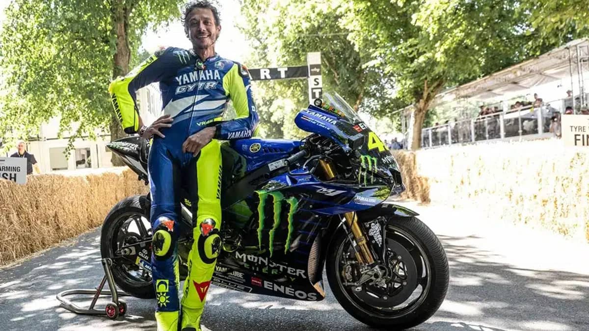 Valentino Rossi herenigd met Yamaha op Goodwood Festival