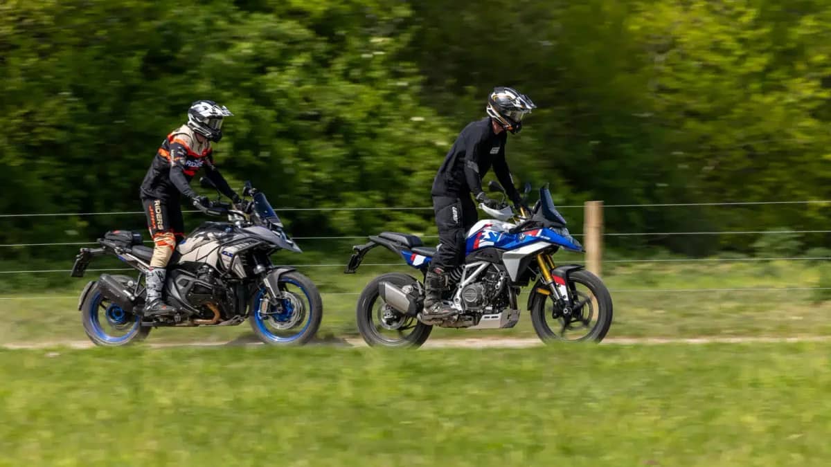 Vergelijking BMW F 450 GS en BMW R 1300 GS RIDERS-edition