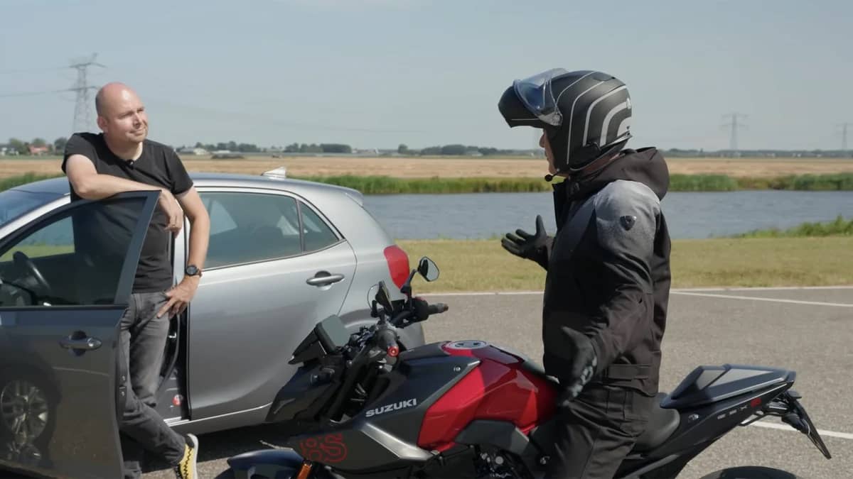 Vergelijking tussen motorfiets en tweedehands auto door ANWB